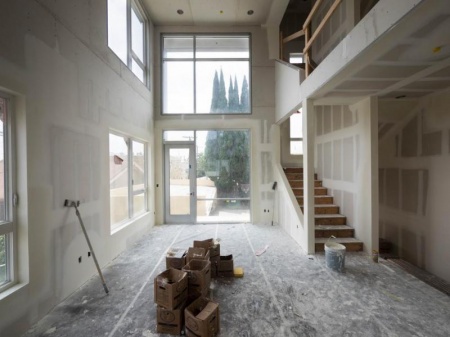 Pose de portes int&eacute;rieures : techniques et conseils d'experts